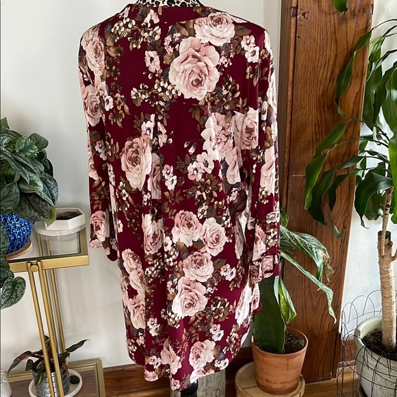 Dear Scarlett - Wrinkle Free Bulgari - Burgundy Floral Top - Size XL - Picture 2 of 5